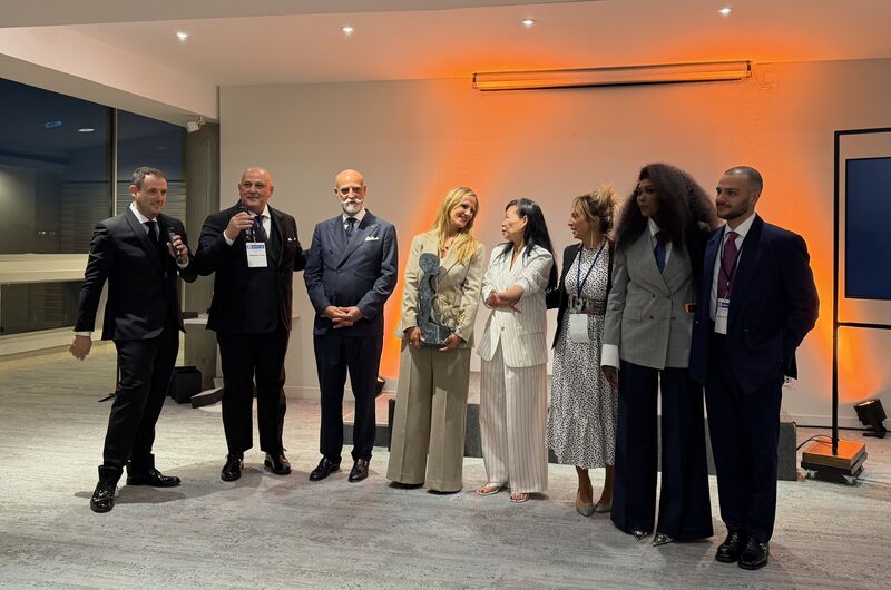 La squadra di AFG — All Future Generations con il premio all'UNESCO, Parigi, 21 settembre 2026
