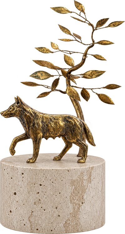 Il Premio IDEM: una lupa in metallo dorato accanto a un albero frondoso, su una base circolare in pietra leccese